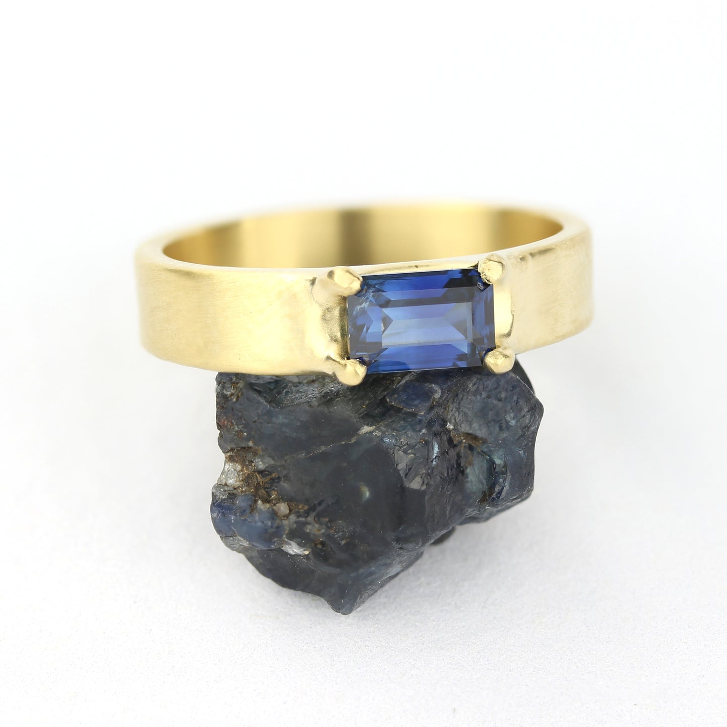 Tasmanian Sapphire in 18kt Gold Ring